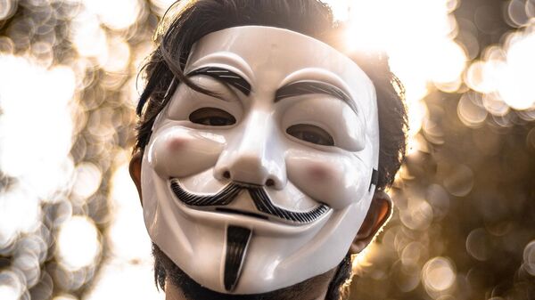 Молодой человек в маске Анонимус - Sputnik Արմենիա