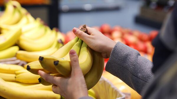 Покупательница выбирает бананы в торговом зале - Sputnik Армения