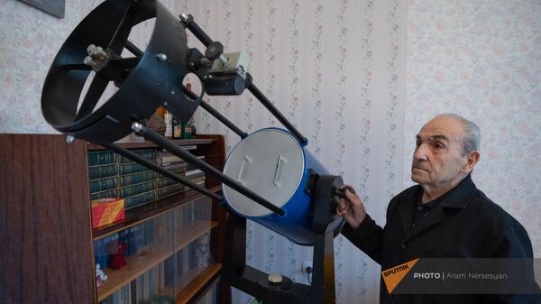 93-летний Володя Агабабян мастерит телескопы - Sputnik Армения