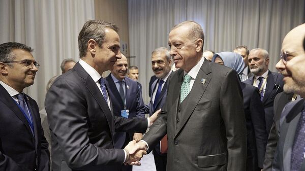Премьер-министр Греции Кириакос Мицотакис пожимает руку президенту Турции Реджепу Тайипу Эрдогану - Sputnik Армения