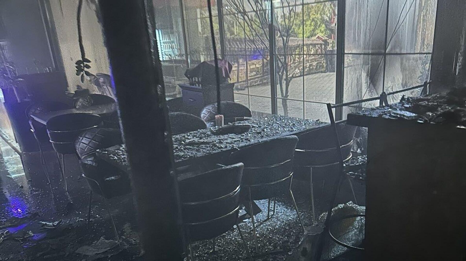 Последствия пожара у входа в один из ресторанов на улице Абовяна (5 декабря 2023). Еревaн - Sputnik Армения, 1920, 05.12.2023