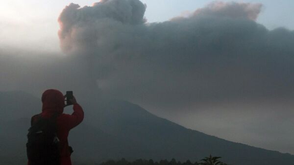 Вулканический пепел выбрасывается с горы Марапи во время извержения (5 декабря 2023). Западная Суматра, Индонезия - Sputnik Армения