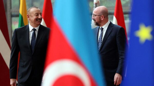Президент Европейского совета Шарль Мишель на встрече с президентом Азербайджана Ильхамом Алиевым в Европейском совете (6 апреля 2022). Брюссель - Sputnik Армения