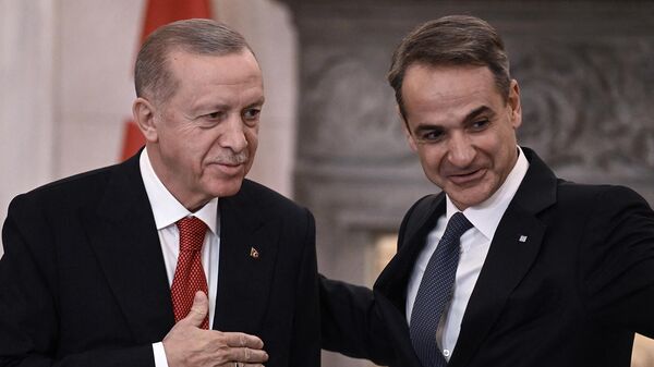 Президент Турции Реджеп Тайип Эрдоган и премьер-министр Греции Кириакос Мицотакис во время официального визита Эрдогана в Грецию (7 декабря 2023). Афины - Sputnik Армения