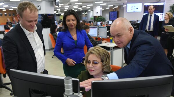 Председатель Совета Федерации РФ Валентина Матвиенко, генеральный директор МИА Россия сегодня Дмитрий Киселев, главный редактор телеканала RT и МИА Россия сегодня Маргарита Симоньян и заместитель главного редактора МИА Россия сегодня Дмитрий Горностаев во время посещения МИА Россия сегодня (11 февраля 2019). Москва - Sputnik Армения