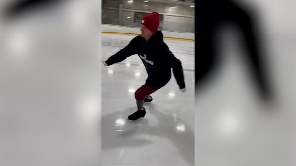 Роман Костомаров опубликовал видео, на котором впервые после ампутаций вышел на лед на коньках - Sputnik Армения