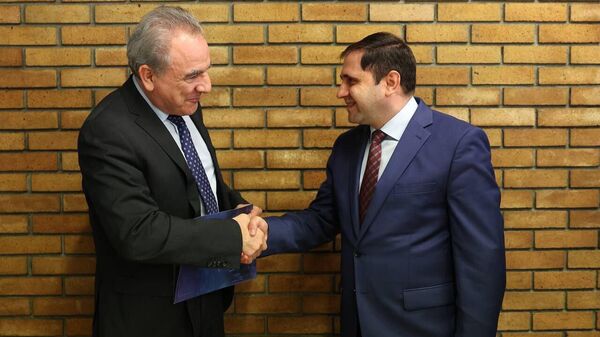 Министр обороны Сурен Папикян встретился с советником премьера Греции по национальной безопасности Таносом Докосом (15 декабря 2023). Греция - Sputnik Армения
