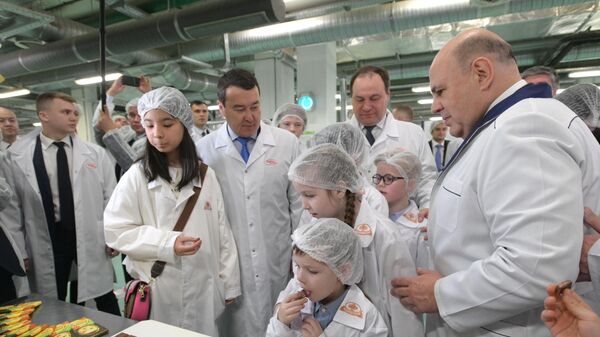 Միխայիլ Միշուստինը ԱՊՀ երկրների գործընկերների հետ այցելել է շոկոլադի գործարան - Sputnik Արմենիա