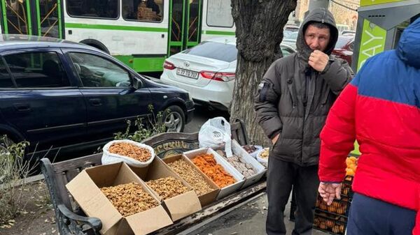Работы по борьбе с незаконной продажей рыбы и уличной торговли в административном районе Арабкир (17 декабря 2023). Еревaн - Sputnik Армения
