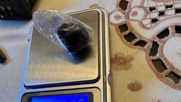 Наркотики, обнаруженные у гражданина, задержанного по обоснованному подозрению в хранении и употреблении наркотиков (23 декабря 2023). Еревaн - Sputnik Армения