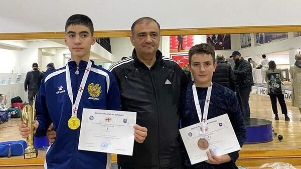 Члены юношеской сборной Армении по фехтованию завоевали медали на открытых соревнованиях кубка в Тбилиси - Sputnik Армения