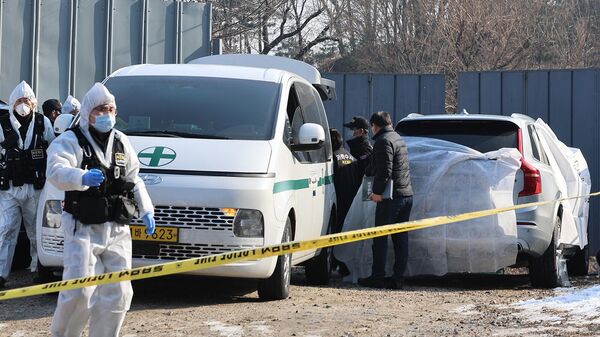 Полиция расследует автомобиль, в котором было обнаружено тело южнокорейского актера Ли Сун Гюна (27 декабря 2023). Сеул - Sputnik Армения