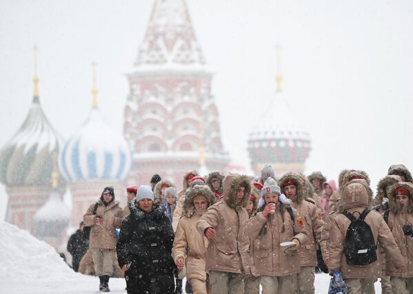Участники военно-патриотического движения Юнармия на Красной площади во время снегопада - Sputnik Армения