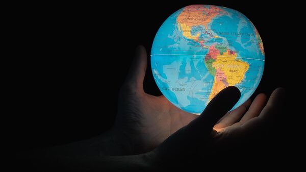Руки предсказателя над шаром в виде глобуса - Sputnik Армения