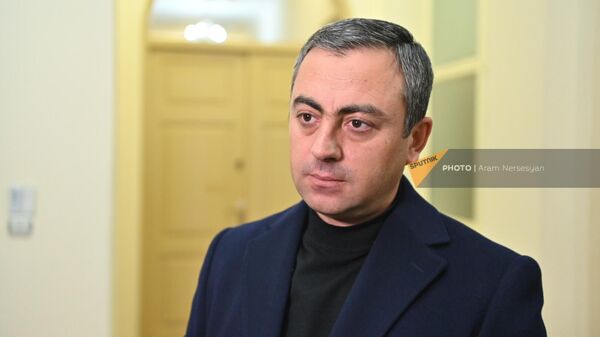 Ишхан Сагателян в посольстве Ирана по случаю открытия Книги скорби по погибшим в результате теракта (5 января 2024). Еревaн - Sputnik Армения