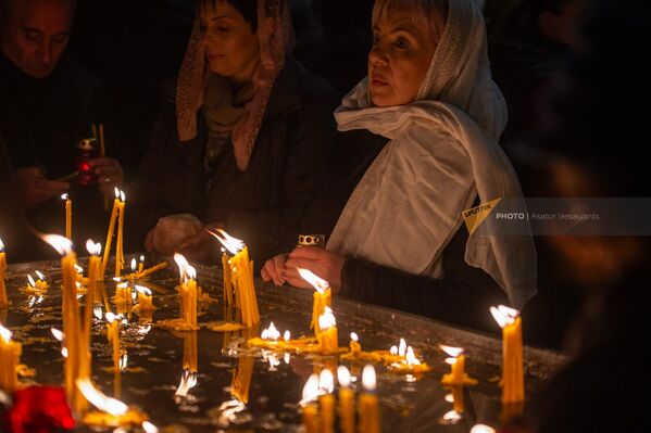Прихожане с лампадами Чрагалуйц зажигают свечи в церкви Сурб Хач в Ереване - Sputnik Армения