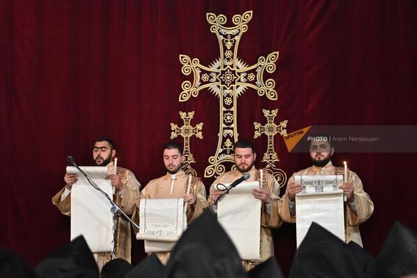 Глава Арцахской епархии епископ, Вртанес Абрамян проводит Святую Литургию Рождественского Чрагалуйц в церкви Сурб Гаяне в Эчмиадзине - Sputnik Армения