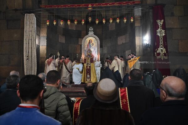 Глава Арцахской епархии, епископ Вртанес Абрамян проводит Святую Литургию Рождественского Чрагалуйц в церкви Сурб Гаяне в Эчмиадзине - Sputnik Армения