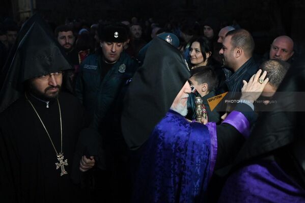 Католикос Гарегин II на Рождественском Чрагалуйц в церкви Сурб Гаяне - Sputnik Армения