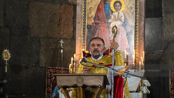 Глава Арцахской епархии епископ Вртанес Абрамян проводит святую литургию Рождественского Чрагалуйца в церкви Сурб Гаяне (5 января 2024). Эчмиадзин - Sputnik Армения