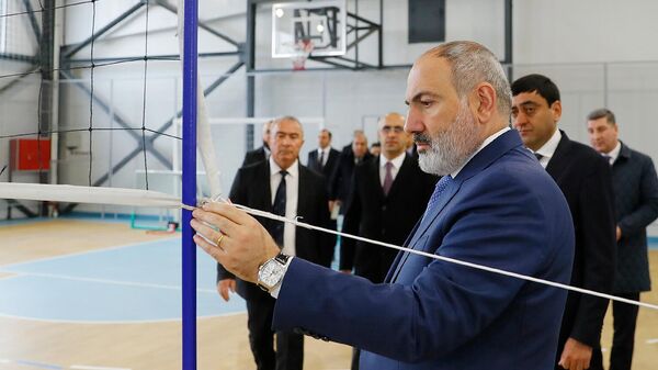 Премьер-министр Никол Пашинян посетил новый спортивный зал средней школы имени Эдварда Даштояна села Джанфида (5 января 2023). Армавир - Sputnik Армения