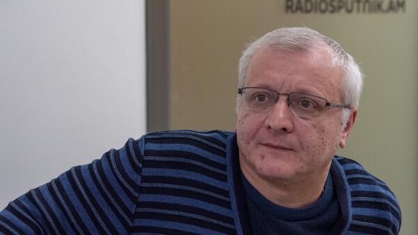 Политический аналитик Сурен Суренянц в гостях радио Sputnik - Sputnik Армения