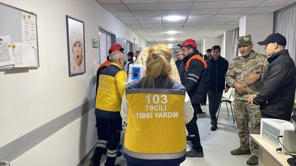 Пожарные эвакуируют новорожденных из Республиканского перинатального центра, где произошел пожар (9 января 2024). Баку - Sputnik Армения