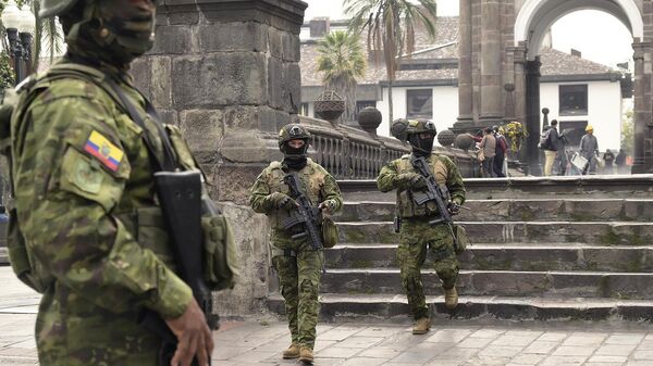 Силы безопасности Эквадора патрулируют территорию вокруг главной площади и президентского дворца после побега из тюрьмы одного из самых известных гангстеров страны, Хосе Адольфо Масиаса, известного как Фито (9 января 2024). Кито, Эквадор - Sputnik Армения