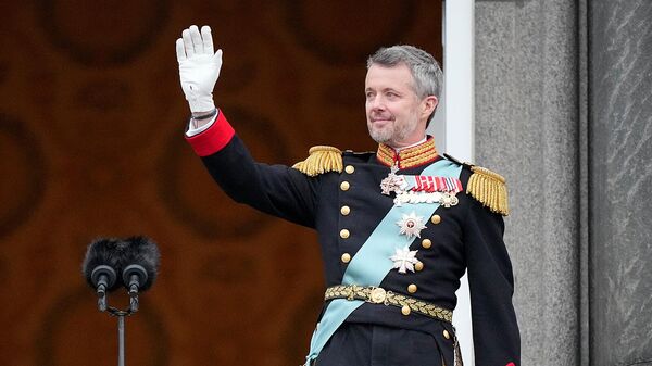 Король Дании Фредерик X машет рукой с балкона дворца Кристиансборг (14 января 2024). Копенгаген - Sputnik Армения