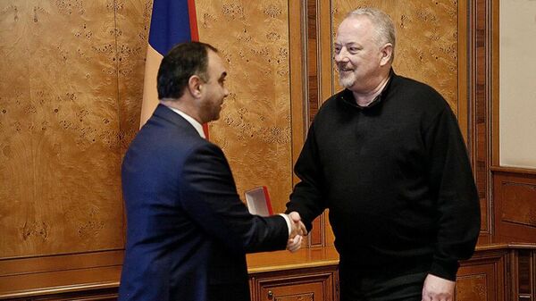 Министр внутренних дел Ваге Казарян наградил Стивена Шнайдера медалью  За укрепление сотрудничества (17 января 2024). Еревaн - Sputnik Армения