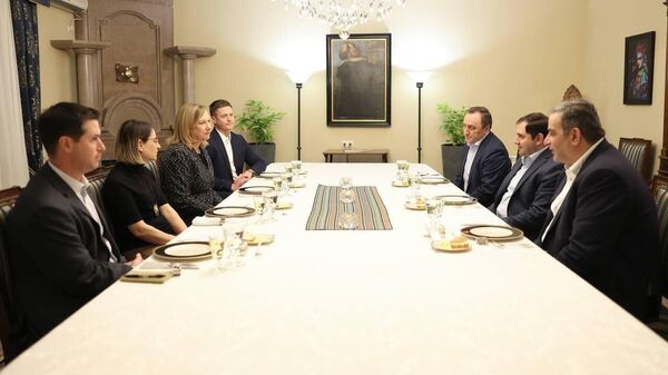 Министр обороны Сурен Папикян провел рабочий ужин с послом США в Армении Кристиной Куинн (18 января 2024). Еревaн - Sputnik Армения