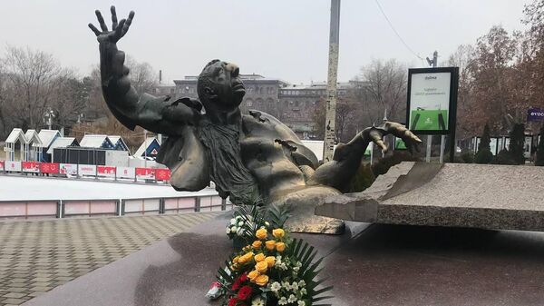 Առնո Բաբաջանյանի արձանը Երևանում - Sputnik Արմենիա