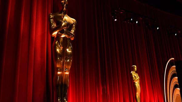 Статуи Оскар украшают сцену 96-ой церемонии вручения премии в Театре Сэмюэля Голдвина (23 января 2024). Беверли-Хиллз - Sputnik Армения