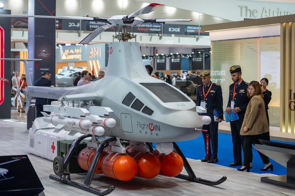 Посетители осматривают вертолет FWH-1500 на выставке UMEX в Абу-Даби, ОАЭ. - Sputnik Армения