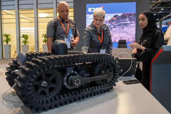 Посетители рассматривают разведывательный мини-беспилотник для военного спецназа Scorpio-M на выставке UMEX в Абу-Даби, ОАЭ. - Sputnik Армения