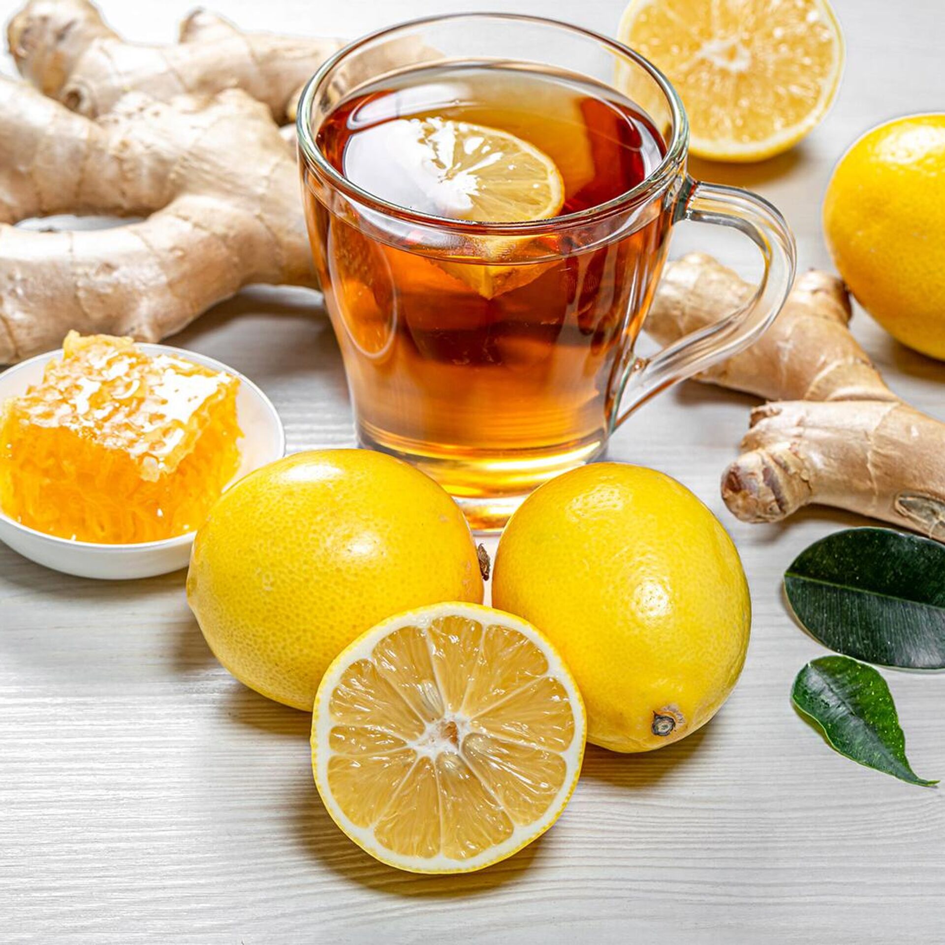 Можно ли пить мед с лимоном. Лимон Чой. Имбирный чай. Чай с лимоном и медом. Чай с лимоном и имбирем.