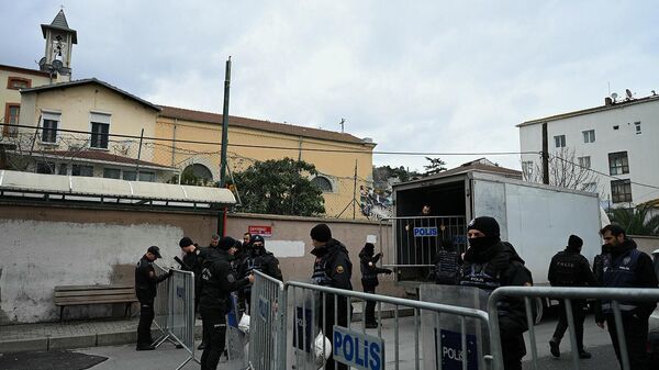 Сотрудники турецкой полиции по борьбе с беспорядками перекрыли улицу у церкви Санта-Мария после нападения (28 января 2024). Стамбул - Sputnik Армения