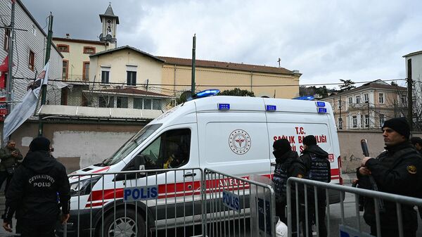 Машина скорой помощи выезжает из церкви Санта-Мария (28 января 2024). Стамбул - Sputnik Армения
