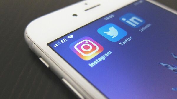 Смартфон с иконками приложений Instagram, Twitter и LinkedIn - Sputnik Армения