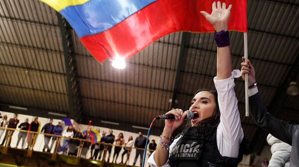 Кандидат в вице-президенты Эквадора Вероника Абад приветствует сторонников в Кито (15 октября 2023). Эквадор - Sputnik Армения