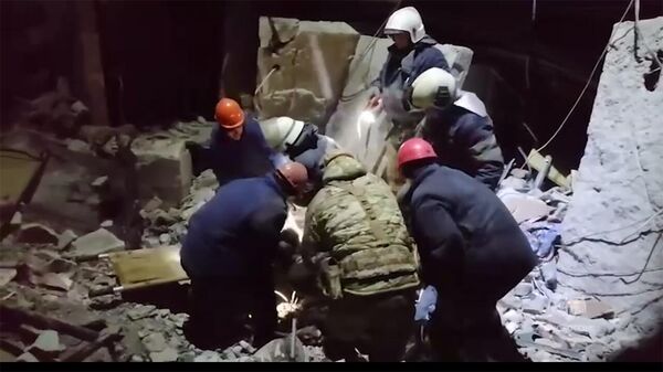 Спасатели на месте удара ВСУ по пекарне в Лисичанске - Sputnik Армения