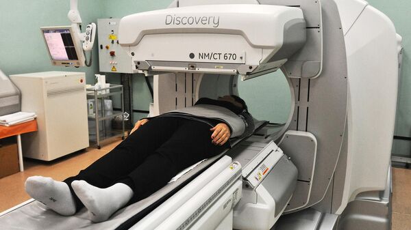 Пациент проходит обследование на компьютерном томографе Discovery NM/CT 670 - Sputnik Армения