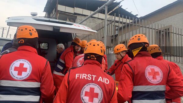 Сотрудники Армянского Красного Креста работают на месте взрыва в Эребуни (5 февраля 2024). Еревaн - Sputnik Армения