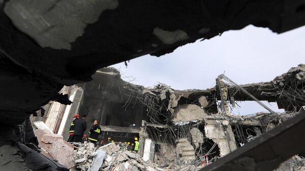 Группа гражданской обороны проводит поисково-спасательные операции в разрушенном здании после ракетного удара по Эрбилю - Sputnik Армения
