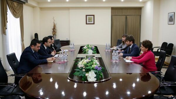 Мэр Еревaна Тигран Авинян встретился с Чрезвычайным и полномочным послом Франции Оливье Декотиньи (6 февраля 2024). Еревaн - Sputnik Армения