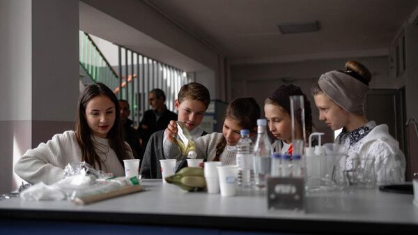 Ֆիոլետովոյի երեխաները փորձարկել են մինի լաբորատորիան ու կաթը մանուշակագույն դարձրել - Sputnik Արմենիա
