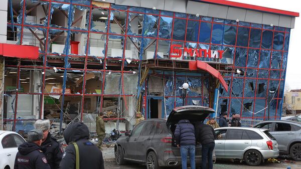 Торговый центр, в котором находятся магазин Магнит и аптека, поврежденный в результате ракетной атаки со стороны ВСУ (15 февраля 2024). Белгород - Sputnik Армения