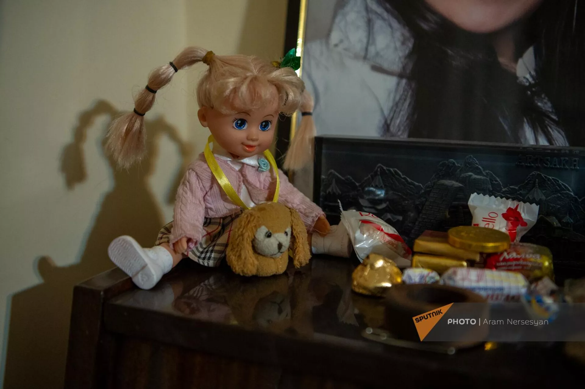 Перед изображением Карине дети положили ее любимые конфеты, духи и куклу - Sputnik Արմենիա, 1920, 16.02.2024