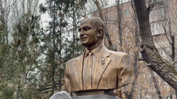 Бюст легендарного советского разведчика Геворка Вартаняна открыли в честь его столетия во дворе ереванской школы N192 - Sputnik Արմենիա