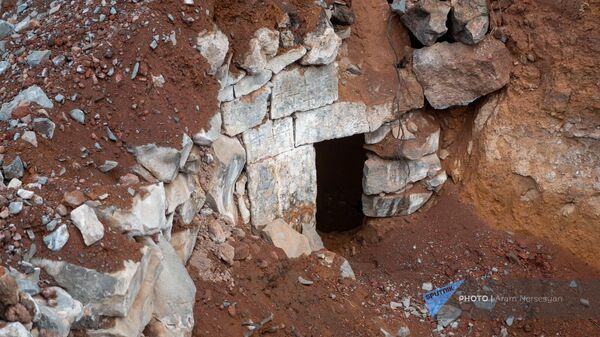 Высеченная в скале средневековая гробница, случайно обнаруженная в Касахском ущелье - Sputnik Армения